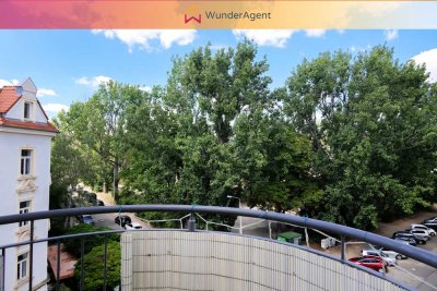 Geräumige 2 Zimmer-Dachgeschosswohnung mit Balkon und Parkblick
