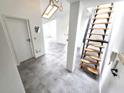 RÖDERMARK: Super "NEU renovierte" 2 Zi.Dachstudio mit uneinsehb. Dachterrasse