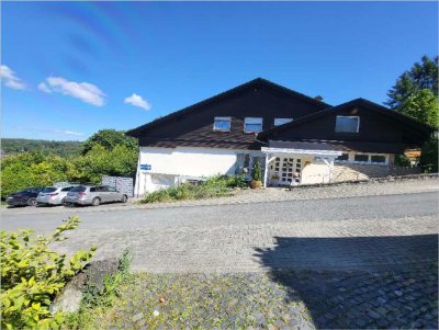Einfamilienhaus mit Einliegerwohnung. Freistehend. Traumhafte Lage. Ohne Provision