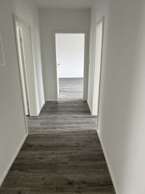 Hell renoviert Vier-Zimmer-Wohnung