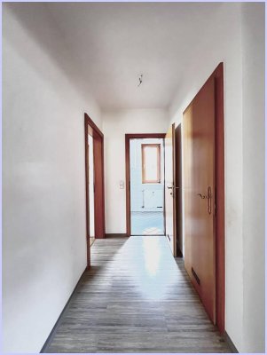 Gemütliche Familien-Wohnung, hell, toller Balkon, 2 Schlafzimmer, Wohn-Essraum,, Keller, Parkplatz.