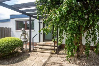 Schöner L-Bungalow mit Traumgarten, Baujahr 1971