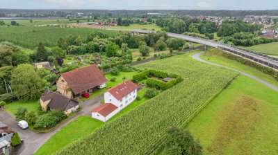 Vielseitige, ehemalige Hofstelle mit 2,2 ha Nähe Bodensee-Airport !