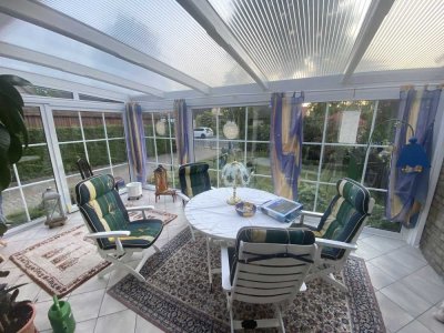 Charmante Doppelhaushälfte mit Wintergarten, Garage, Carport und traumhaftem Garten in gewachsener W