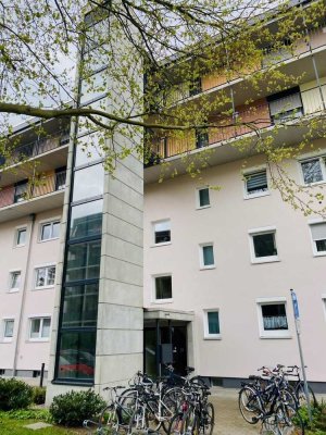 Große 2-Zimmerwohnung mit Dachterrasse ab sofort frei