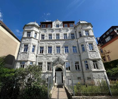Exklusive Dachgeschoss Wohnung mit zwei Balkonen in Parknähe