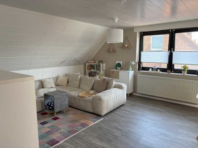 Attraktive und gepflegte Dachgeschosswohnung im Herzen von Schmachtendorf