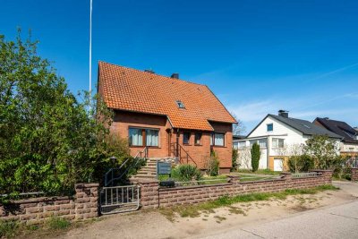Familienfreundliches Einfamilienhaus mit großem Grundstück und Mehrzweckhalle in Garbsen