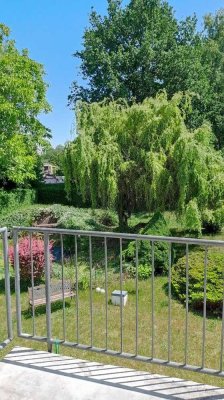 Von Privat: Helle, geräumige 2-Raum-Whg in kleinem MFH mit großem Garten und TG