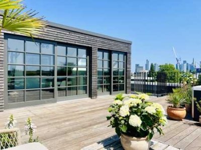 Einzigartiges Neubau Penthouse mit Dachterrasse, Skylineblick, Jacuzzi, Kamin direkt am Main!