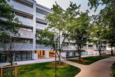 Offener Grundriss, bodentiefe Fenster, EBK  und riesiger Balkon !