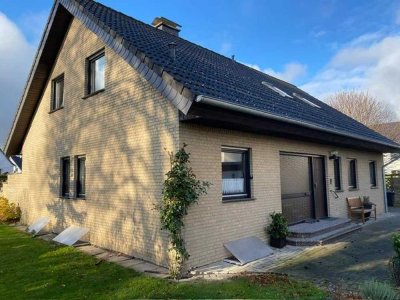 Zweifamilienhaus mit Charme: Traumhaftes Wohnen mit Garten, Sauna & Doppelgarage in ruhiger Lage