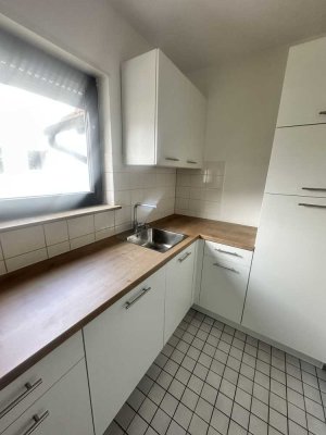 Frisch renovierte 2-Zimmer Wohnung inklusive Einbaukücke, Balkon und Stellplatz