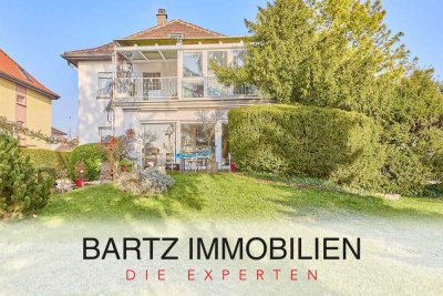 Stilvolles Wohnhaus mit zwei Einheiten - traumhafter Weitblick & Garten in Feldrandlage/Erbbaurecht