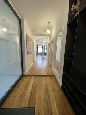 Ruhige zentrale Dachgeschosswohnung mit Eichendielen, möbliert, großzügiger Grundriss