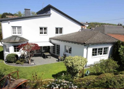 Großzügige Familienvilla auf attraktivem Grundstück in Hünstetten von Privat
