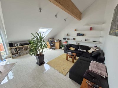Stilvolle, gepflegte 2-Zimmer-Dachgeschosswohnung mit geh. Innenausstattung mit Balkon und EBK