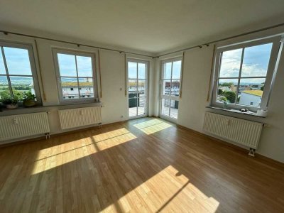 Helle, schwellenfreie 3,5-Zimmer-Wohnung mit Aufzug, moderner Küche und Balkon ins Grüne