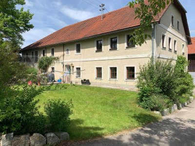 Großzügige renovierte Bauernwohnung mit Garten und Terrasse in Neumarkt
