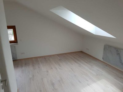 neuwertige 2,5-Zimmer-Dachgeschosswohnung mit Einbauküche in Biberach, Thüringenstr., 48 m²