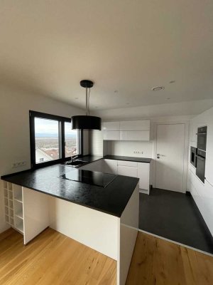 Stilvolle, neuwertige 3,5-Raum-Dachgeschosswohnung mit geh. Innenausstattung mit Balkon und EBK