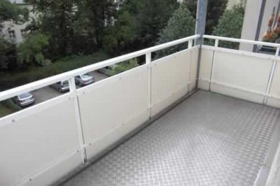 Großzügige 2-Zimmer mit Balkon, Laminat und Wannenbad in sehr guter Lage!