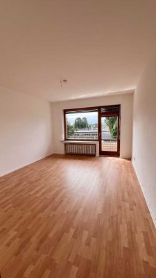 Modernisierte Wohnung mit drei Zimmern und Balkon in Krefeld