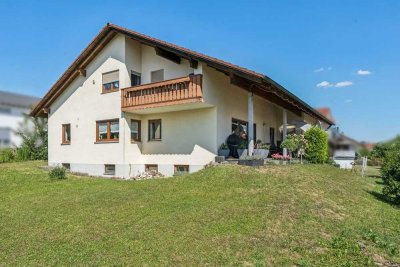 Gepflegtes Zweifamilienhaus mit Gartenidylle in bester Lage Großmehrings