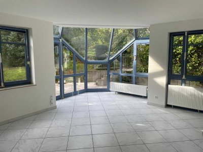 BAD HOMBURG: Helle moderne 2 Zi.-Wohnung mit großer Terrasse und Blick ins Grüne!