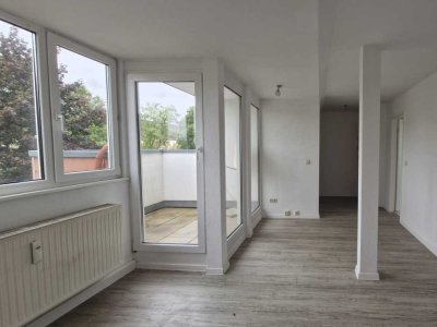 Kleine DG-Wohnung mit Einbauküche und Balkon zu vermieten!