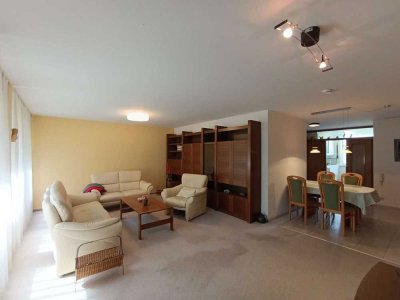 Wohnen im Grünen ! Familienfreundliche und großzügige Wohnung, zentral im Waldpark