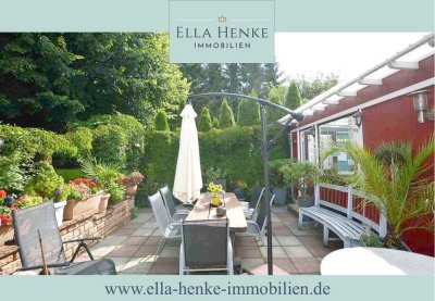 Viel Platz: Große Villa mit 2 Wohnungen, 6 Garagen, traumhaftem Garten + Ferienbungalow.