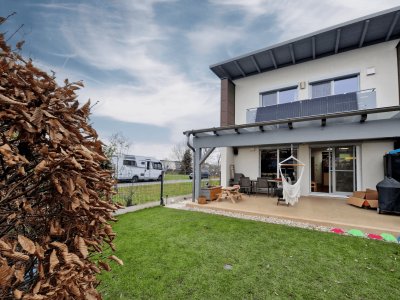 Modernes Eckreihenhaus mit Garten, Doppelcarport in Feldkirchen