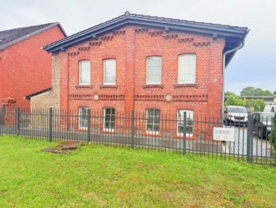 Erstbezug nach Komplettsanierung: Stilvolle 2,5-Zimmer-Souterrainwohnung mit Fußbodenheizung