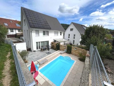 Neuwertige Doppelhaushälfte mit Traumgarten und beheiztem Pool.
