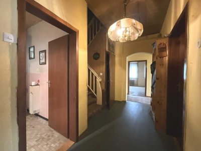 Großes Einfamilienhaus in Zierenberg – Sanierungschance mit Terrasse und Keller