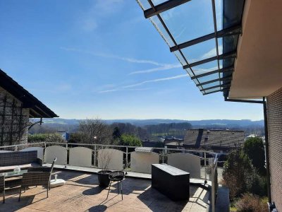Großzügige Landhaus­-Villa mit 4 Wohnungen in attraktiver Süd­-Hanglage und fantastischer Fernsicht!