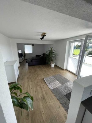 Sanierte Wohnung mit zweieinhalb Zimmern sowie Balkon, Keller und Garage