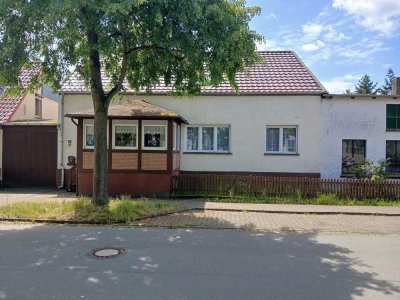 Einfamilienhaus mit ehemaliger Tischlerei, Nebengebäuden und Ackerland in Groß Ballerstedt (Altmark)