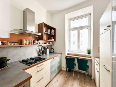 Großzügige 2 Zimmer Altbau Wohnung, ideal für Singles oder Paare