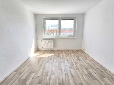voll sanierte 3-Raum-Wohnung mit Küchenmöbeln