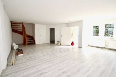 Ab sofort - 3-Raum-Wohnung - Maisonette - neu saniert l Balkon, Badewanne, Gäste-WC, Laminat
