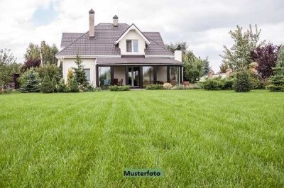 Freistehendes Einfamilienhaus mit integrierter Doppelgarage