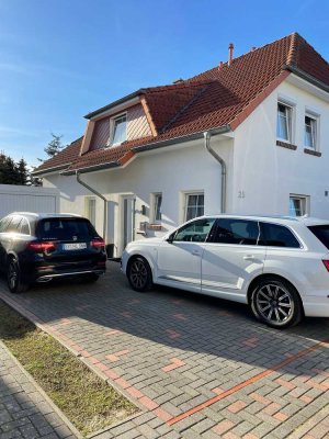 Gepflegte Doppelhaushälfte mit gehobener Ausstattung, Garage und Garten in ruhiger Lage