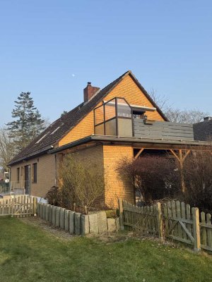 Helle Dachgeschosswohnung mit großem Balkon und eigenem Garten im Herzen von Ellerbek