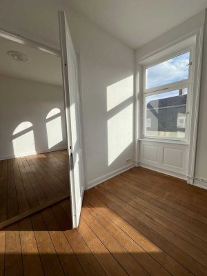 Lichtdurchflutete 5 ZKB-Altbau-Wohnung am Schlosspark mit Stuck und Balkon