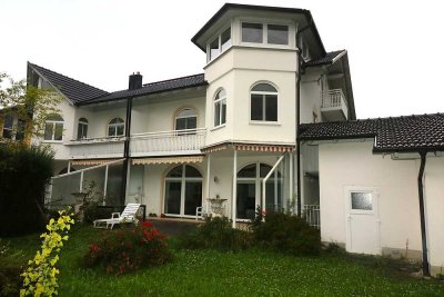 Villenähnliche Doppelhaushälfte mit unverbaubarem Blick ins Grüne