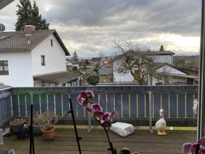 Geschmackvolle DG-Wohnung mit drei Zimmern sowie Balkon und EBK in Stephanskirchen