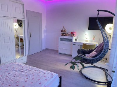 Wunderschönes Zimmer in Frauen-WG im Zentrum neben Rathaus