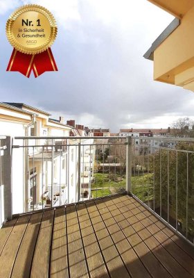 Helle Dachgeschosswohnung mit Balkon, moderner Einbauküche und Bad mit Wanne sowie Dusche